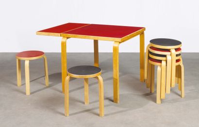 ALVAR AALTO (1898-1975) Ensemble de salle à manger composé d'une table à abattant...
