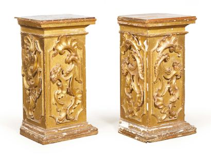  *PAIRE DE GAINES D'APPLIQUES en bois richement sculpté et doré. Riche décor sur...