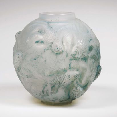 LALIQUE René (1860-1945) Vase « Formose ». Épreuve de tirage industriel réalisée...
