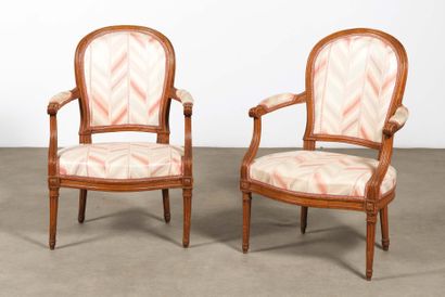 PAIR OF CABRIOLE CHAIRS in carved molded...