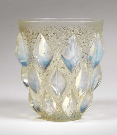 LALIQUE René (1860 - 1945) Vase " Rampillon ".
Industrial print made in white and...