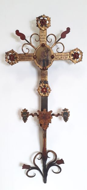 null 
FUNERAL CROSS in wrought iron, gilded and polychromed. Endings of the branches...