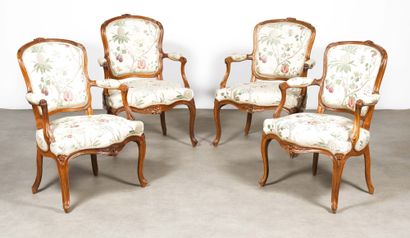 null SET OF FOUR CABRIOLET CHAIRS in carved ribbed natural wood. Cambered feet carved...