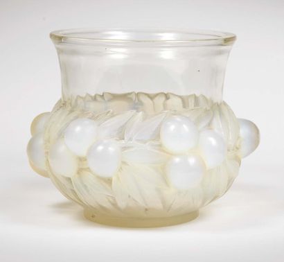 LALIQUE René (1860-1945) Vase " Prunes ".
Industrial print made in white and opalescent...