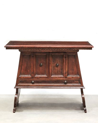 RARE MIDDLE TABLE in walnut opening to two...