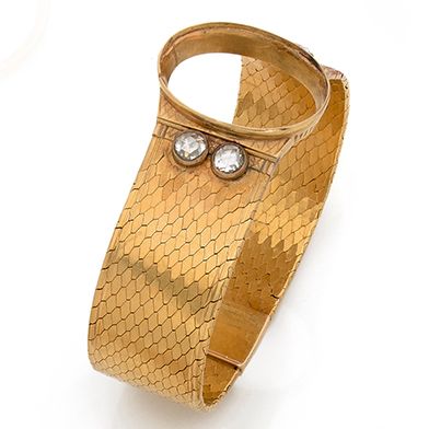  Bracelet ruban en or 14K (585), maille souple à décor d'écailles, centré d'un motif...