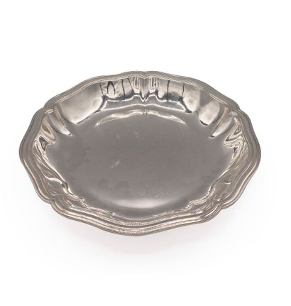 null Circular and hollow dish in silver (950), with moulded contoured edge.
Good...