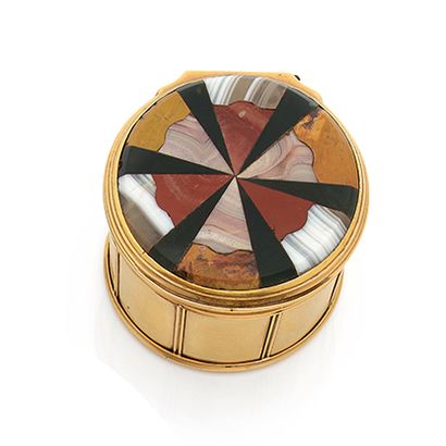 null George II style 18K (750) gold circular box, decorated with vertical stripes,...