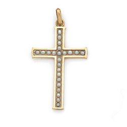  Pendentif croix en or 18K (750) ajouré, orné de perles. Travail français du début...