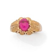 null 14K (585) gold ring, set with a cabochon of synthetic red stone in a claw setting,...