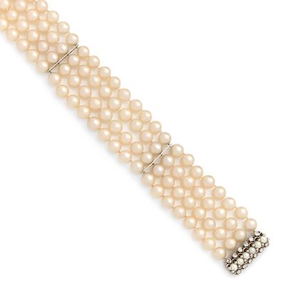 Bracelet composé de 4 rangs de perles de...