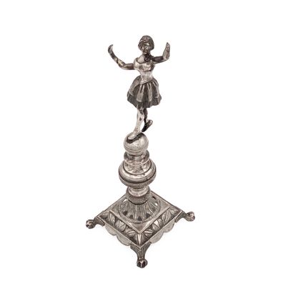 BRÉSIL Statuette en argent (800) figurant une danseuse en pied les bras levés (main...