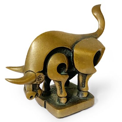 null Domenico COLANZI (1944) Bull Scultpure in bronze. Signed and numbered 11/11....