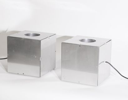 Travail des années 60 Deux spots cubes 
Aluminium 
Vers 1970 
H_23 cm L_23 cm P_23...