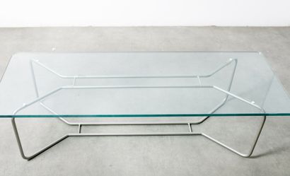 null Table basse, le plateau en verre reposant sur un piétement métalique. 

H_35...