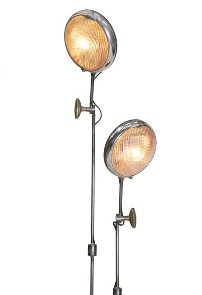 TRAVAIL CONTEMPORAIN Lampadaire à deux bras de lumière 

Métal H_205 cm 

(Etat de...