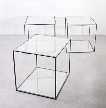  Série de trois tables basses 
Métal laqué noir et verre 
H_51 cm L_50 cm P_50 c...