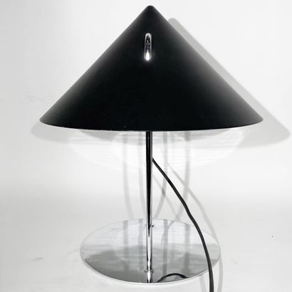 MAISON FORESTIER PARIS Lampe de table moderniste modèle "SG-3517D" 

Tôle laquée...