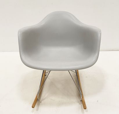CHARLES & RAY EAMES (d'après) Rocking chair 

Plastic, chromed metal and wood 

H_70...