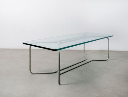 null Table basse, le plateau en verre reposant sur un piétement métalique. 

H_35...