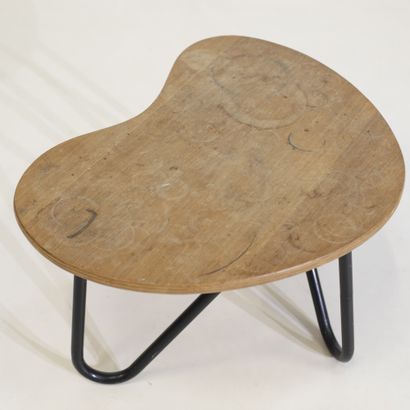 Pierre GUARICHE (1926-1995) Table modèle "Haricot" 
Métal laqué noir et placage de...
