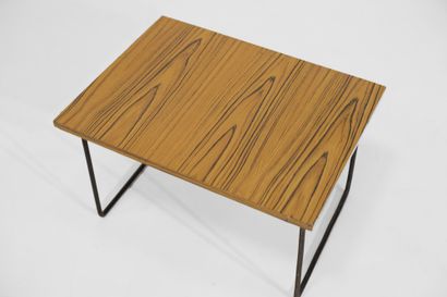 Pierre GUARICHE (1926-1995) Table basse rectangulaire 
Métal laqué noir et formica...