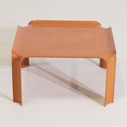 Pierre PAULIN (1927-2009) Table basse modèle "877" ABS orange Édition Artifort Vers...
