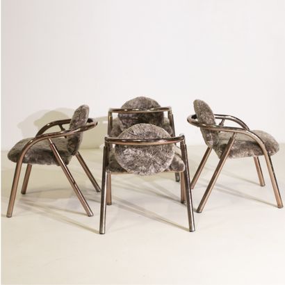 TRAVAIL CONTEMPORAIN Suite de 4 fauteuils 

Métal rose et fourrure 

H_75 cm L_53...