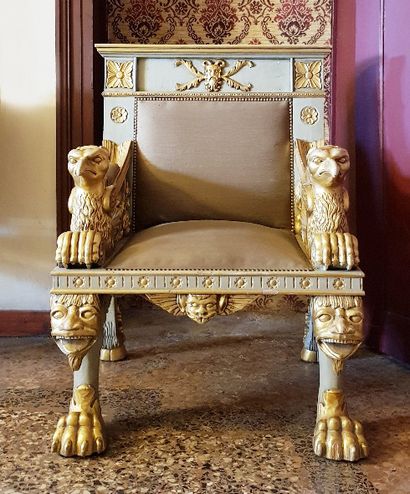 null Carved wooden throne with light gray and gold lacquer, end of XIX - beginning...