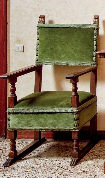 null Paire de fauteuils en noyer, partiellement dorés, recouverts de velours vert....