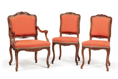 null Un fauteuil et deux chaises en noyer sculpté tapissés de tissu rouge/orange,...