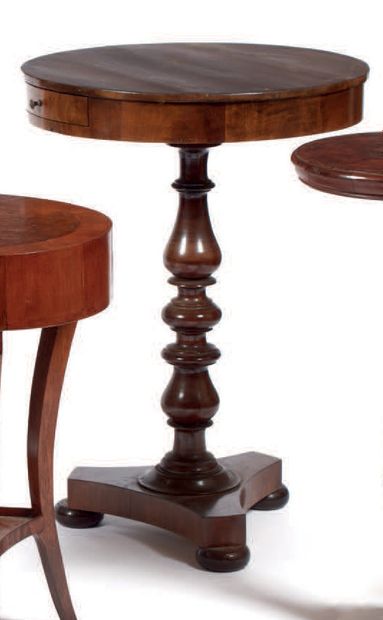 null Small table in veneered wood, round top, one drawer in band, one turned leg...