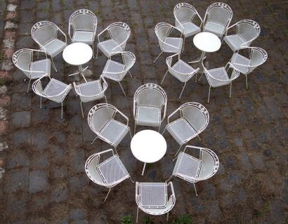 null Mobilier de jardin composé de 20 petits fauteuils et de trois petites tables...