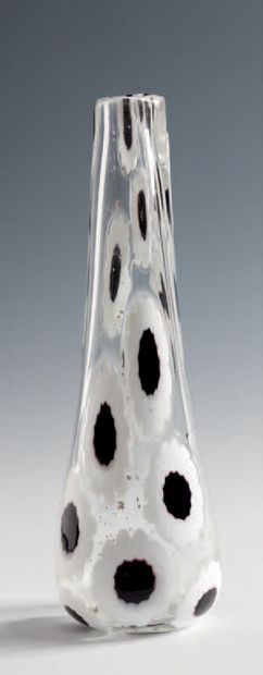 null An elongated vase in colorless glass decorated with large black and white murrine
Vase...