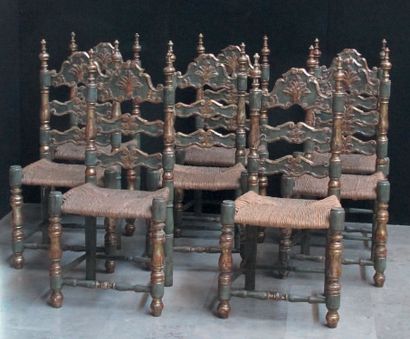 null Huit chaises hautes en bois sculpté et laqué vert et or à dossier ouvert, assise...
