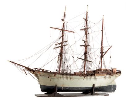 null Grand modèle de voilier à trois mâts, en bois peint, 19e/20e siècle. Inscription...