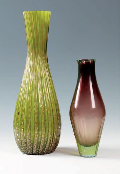 null Lot composé d'un vase en verre aubergine et vert transparent, manufacture VeArt,...