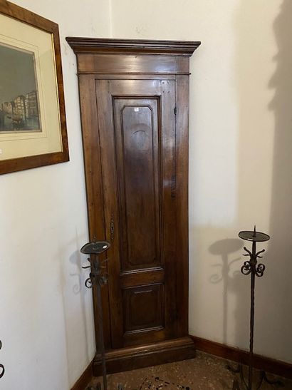 null Two wooden corner cabinets with one door each
Deux encoignures en bois à un...