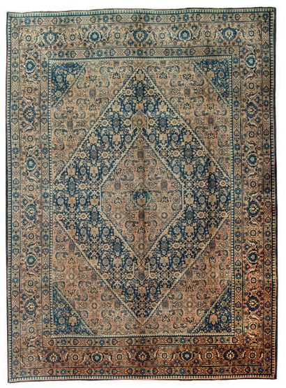 null Important Tabriz (Northwestern Iran), circa 1940/1950
Silky velvet of lamb's...