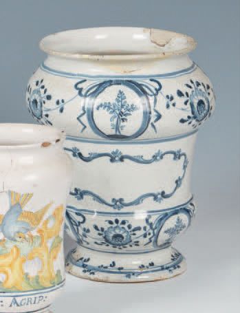 null Albarello en majolique à décor bleu sur fond blanc, Italie, XVIIIe siècle (accidents,...