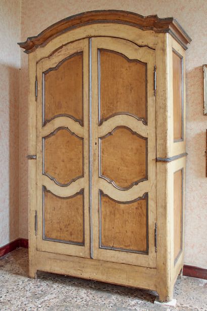 null Armoire en bois laqué blanc et jaune doré ouvrant à deux portes, corniche moulurée,...