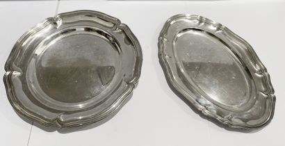 null Lot in silver plated metal including a pair of sauce boats, a round dish and...