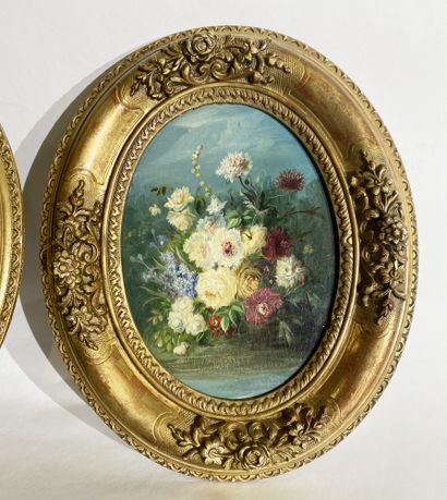 null Ecole Française du milieu du XIXe siècle Paire de bouquets de fleurs Huiles...