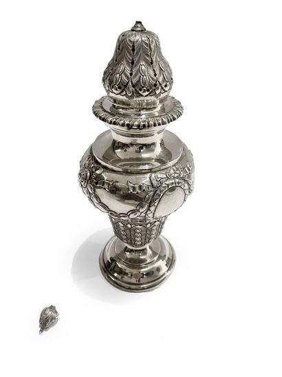 null Saupoudreuse in silver with chased decoration of garlands Birmingham, 1920 Weight:...