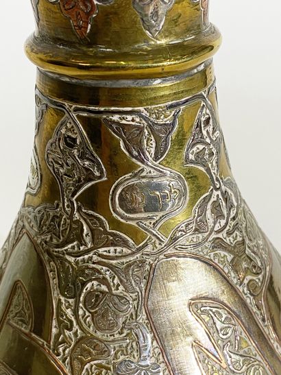 null VASE EN CUIVRE ET FIL D'ARGENT.
Travail du Caire ou Damas, vers 1900.
Inscription...