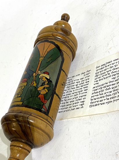 null ROULEAU D'ESTHER MANUSCRIT Boitier en bois d'olivier, décoré d'une scène de...