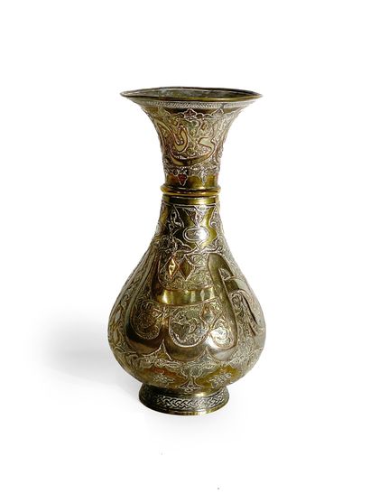 null VASE EN CUIVRE ET FIL D'ARGENT.
Travail du Caire ou Damas, vers 1900.
Inscription...