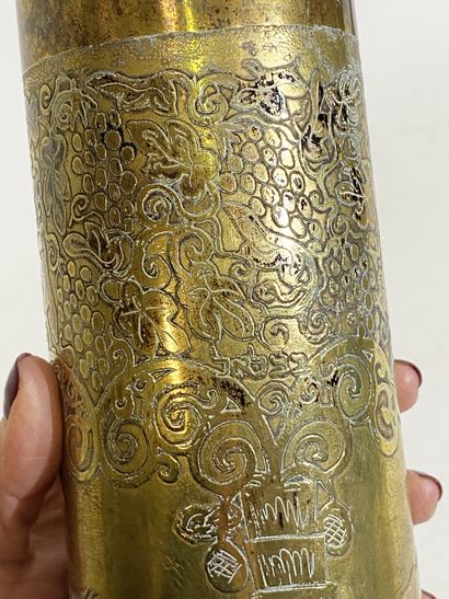 null VASE IN METAL Made from a cartouche.
Decorated with views of Jerusalem
XXth...