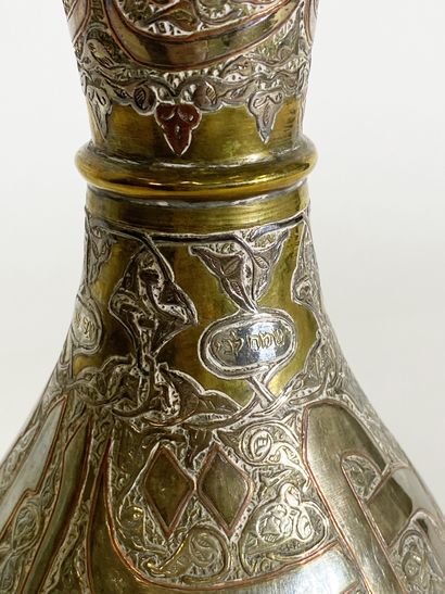 null VASE EN CUIVRE ET FIL D'ARGENT.
Travail du Caire ou Damas, vers 1900.
Inscription...