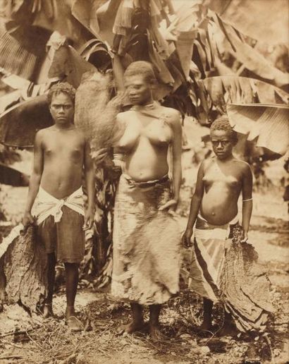 James PEACE Femme et enfants indigènes dans un champ de bananiers, Nouvelles-Hébrides...
